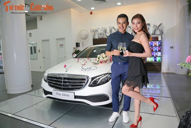 Nguoi dep Thuy Diem “tau” xe sang Mercedes-Benz hon 2 ty-Hinh-3